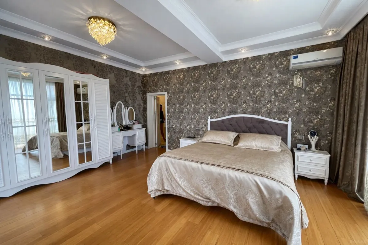 Satılır 3 otaqlı mənzil 185 m²