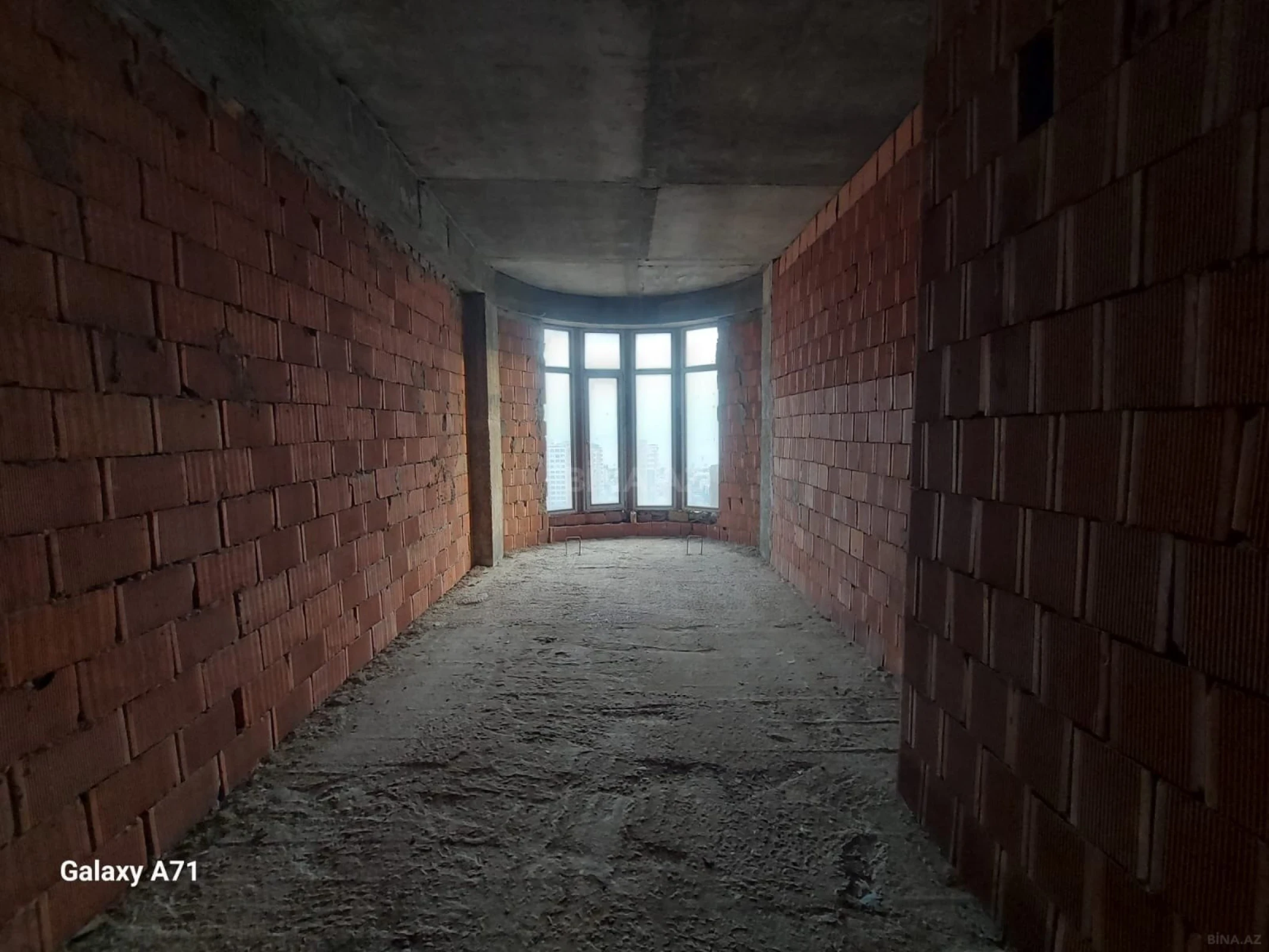 Satılır 3 otaqlı mənzil 137 m²