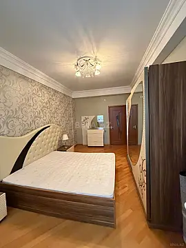 Kirayə verilir 2 otaqlı mənzil 106 m²