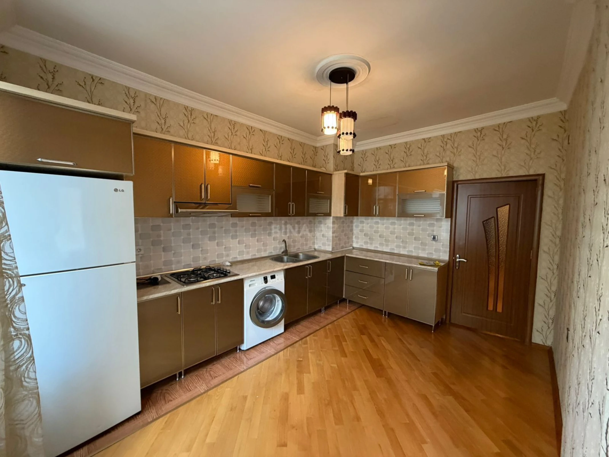 Kirayə verilir 2 otaqlı mənzil 106 m²
