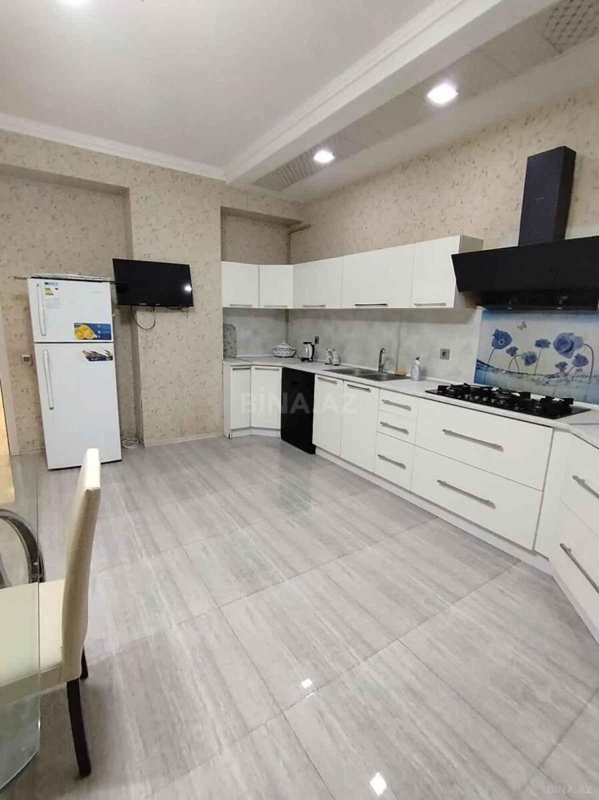 Kirayə verilir 3 otaqlı mənzil 190 m²