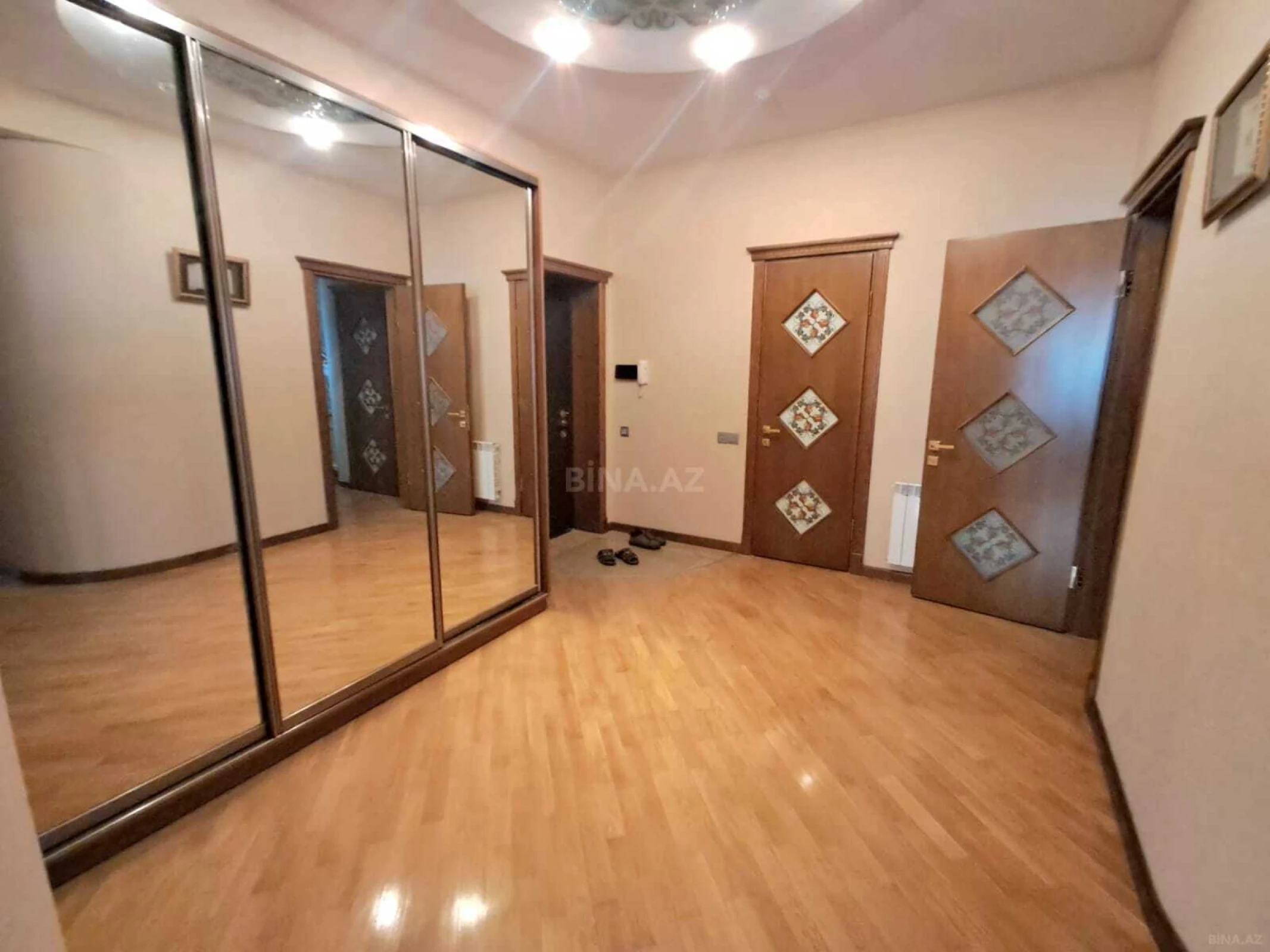 Kirayə verilir 3 otaqlı mənzil 135 m²