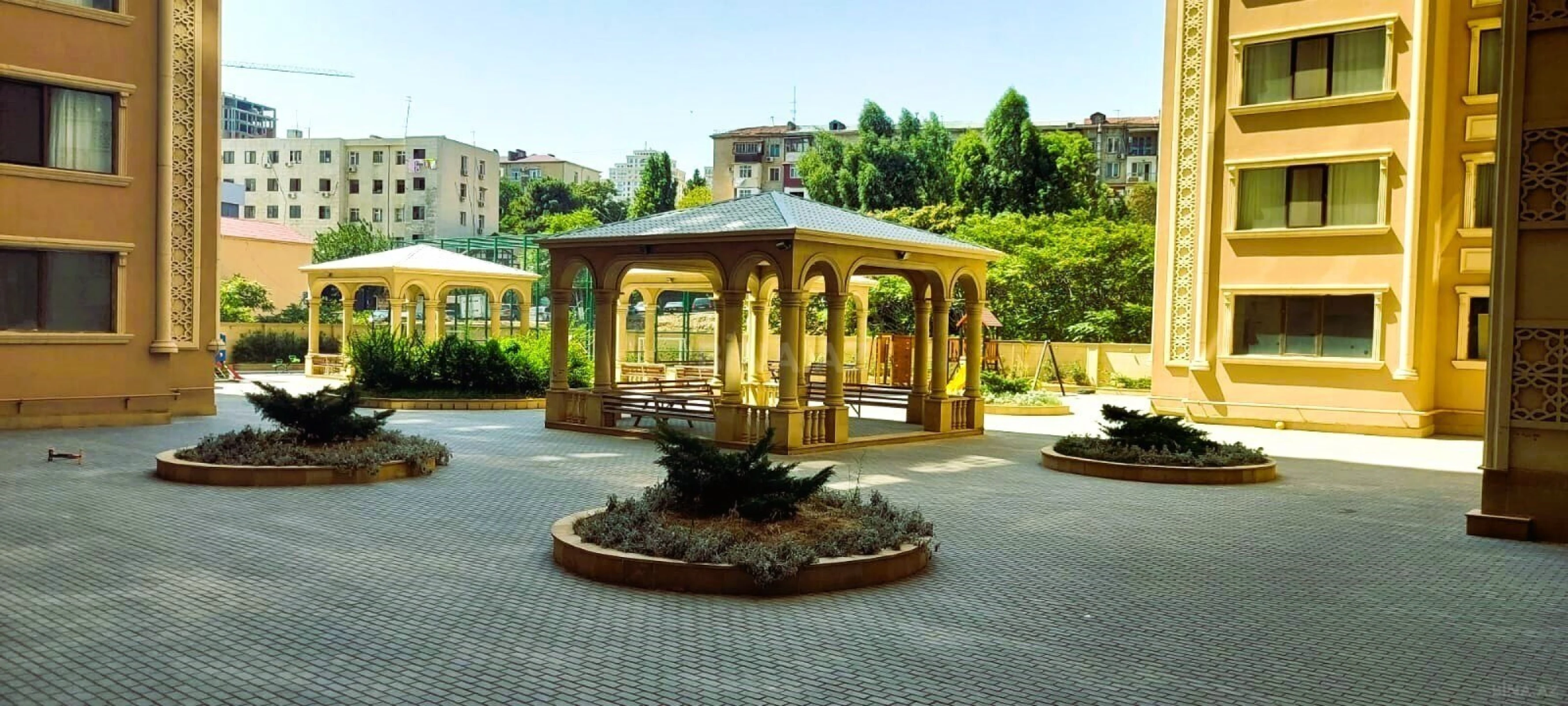 Satılır 4 otaqlı mənzil 180 m²