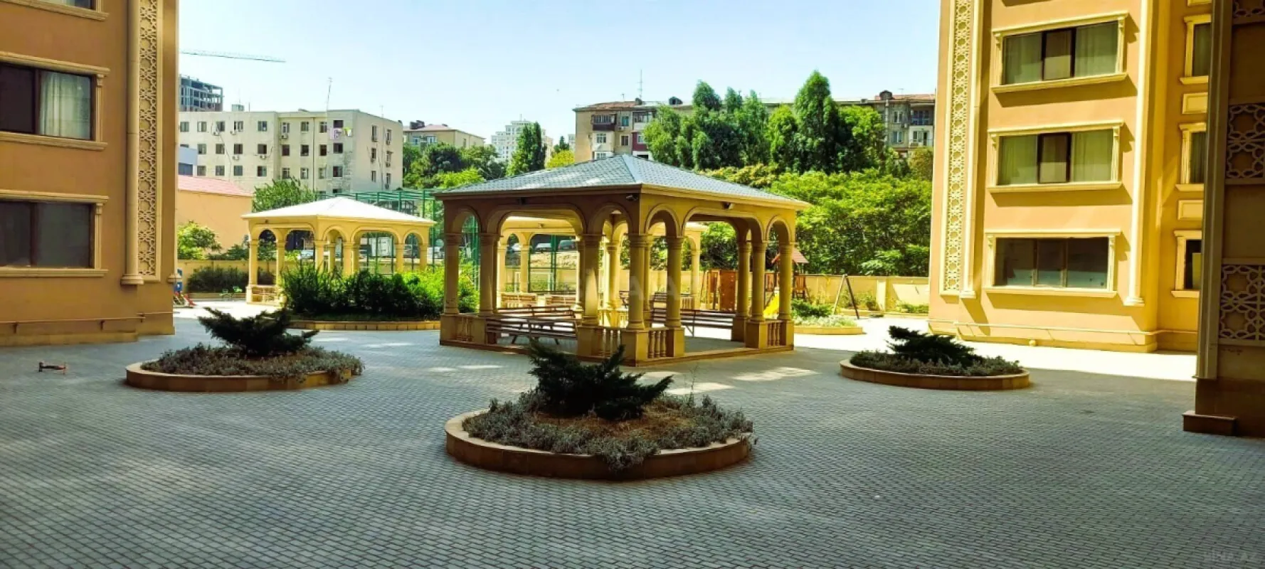 Satılır 4 otaqlı mənzil 180 m²