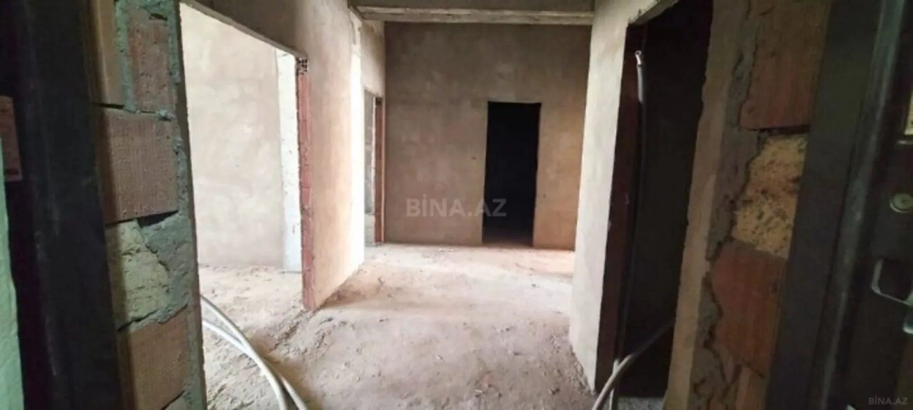 Satılır 4 otaqlı mənzil 180 m²