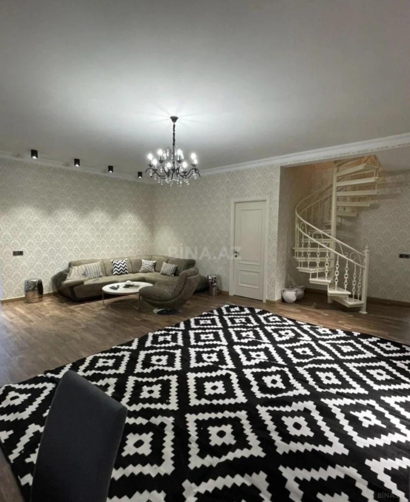 Satılır 5 otaqlı həyət evi 250 m²