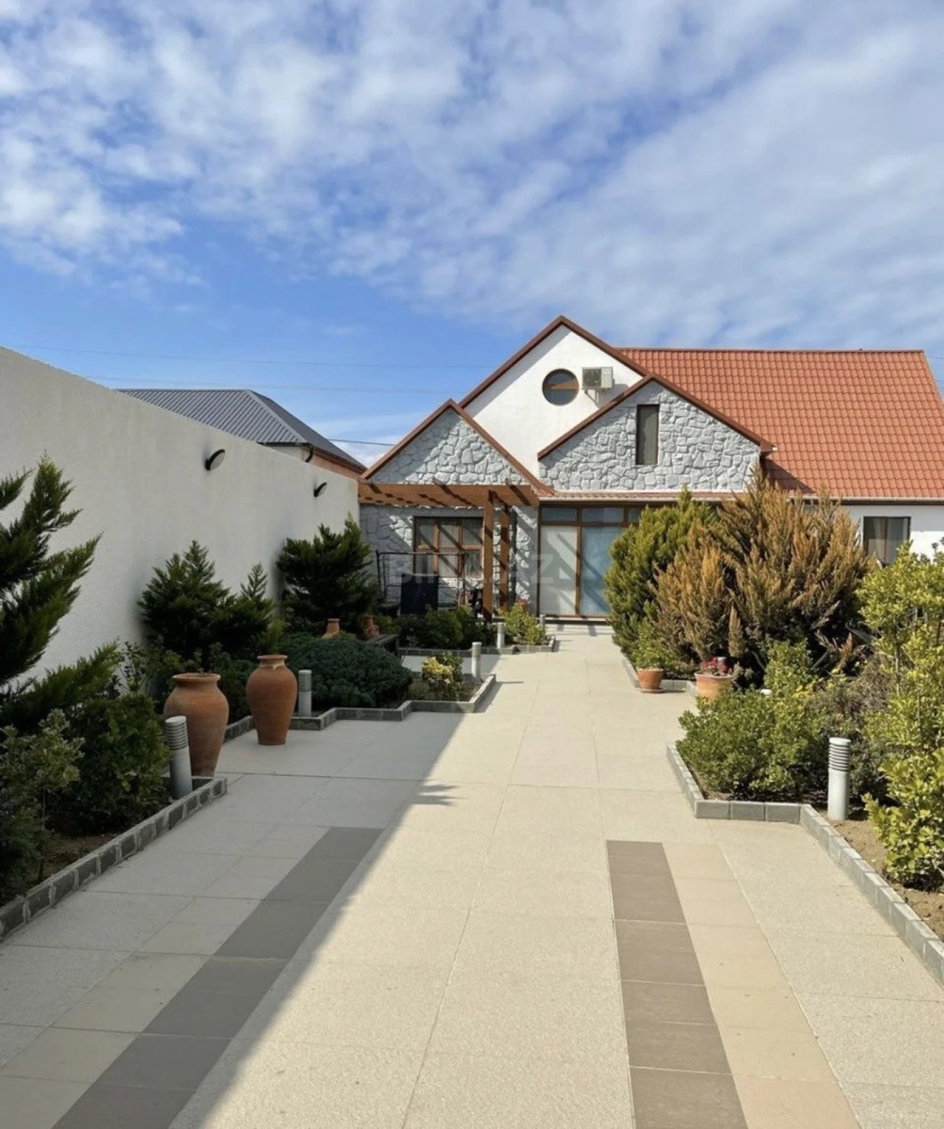 Satılır 5 otaqlı həyət evi 250 m²