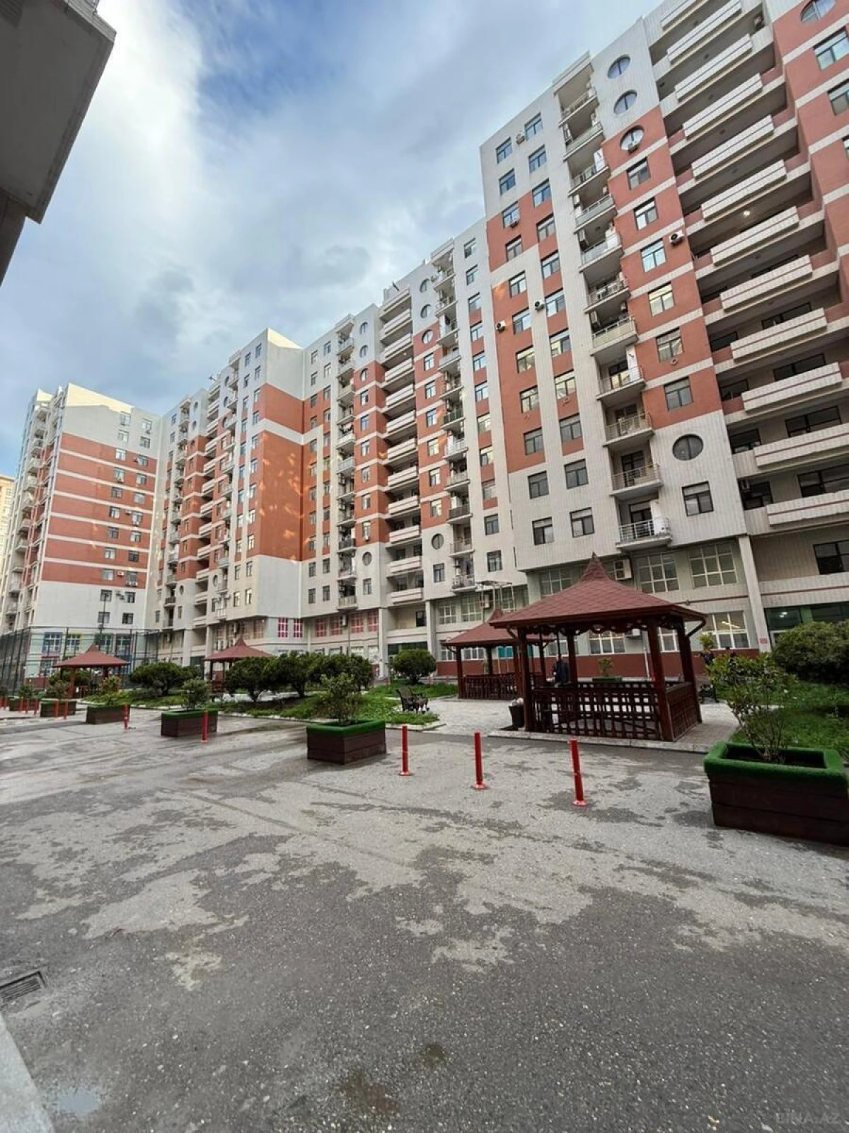 Satılır 3 otaqlı mənzil 130 m²
