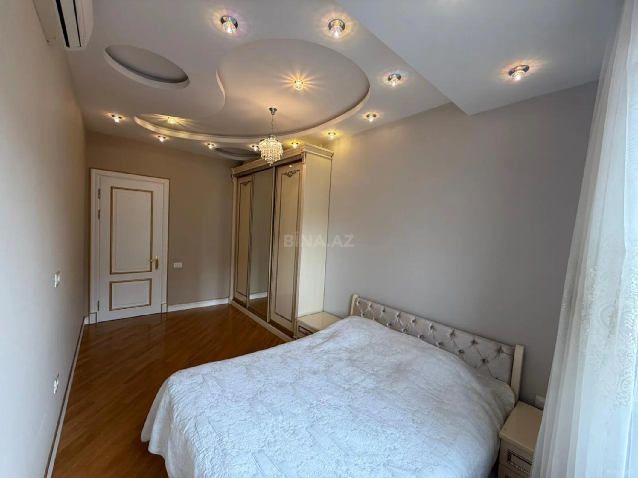 Satılır 3 otaqlı mənzil 130 m²