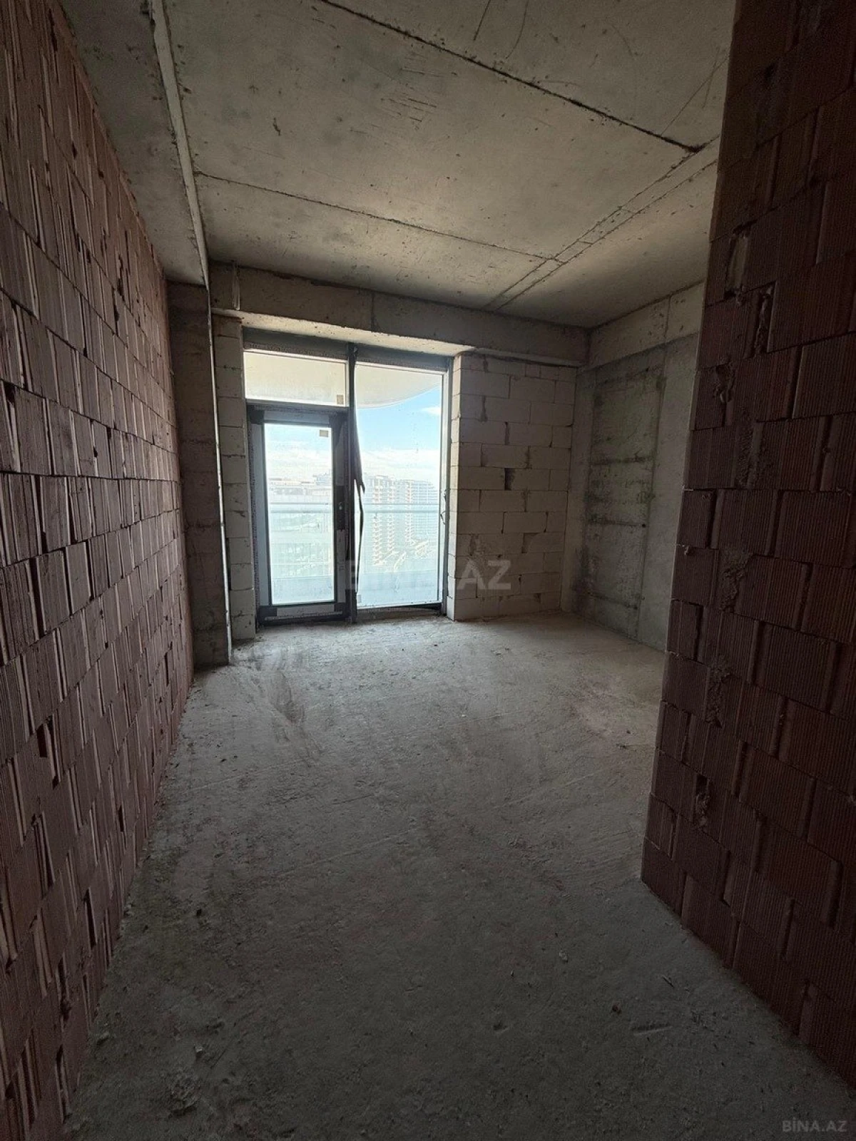 Satılır 4 otaqlı mənzil 190 m²