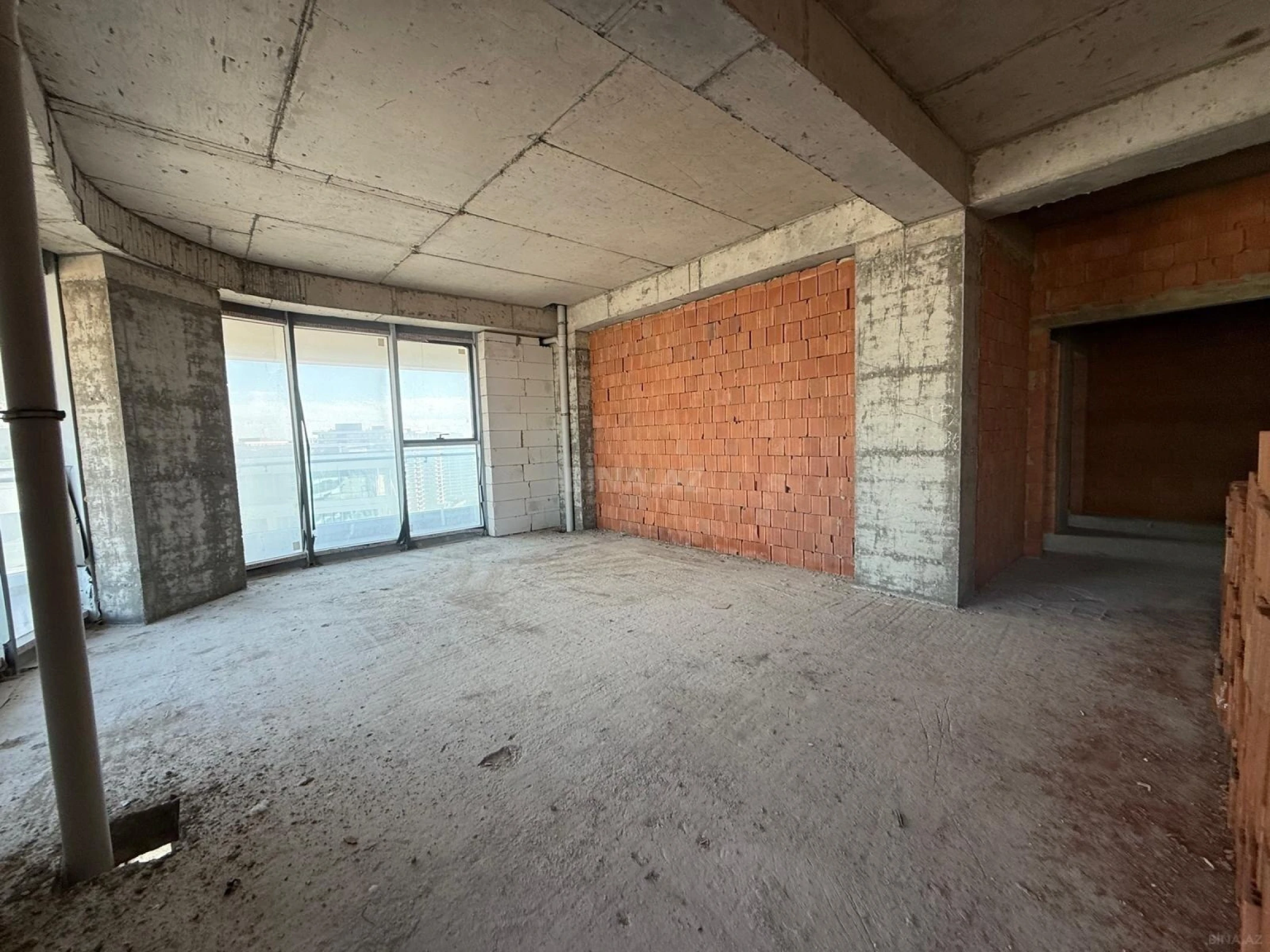 Satılır 4 otaqlı mənzil 190 m²