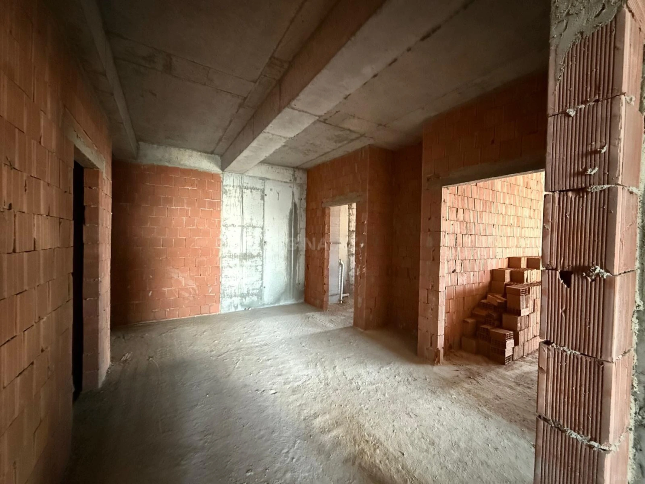 Satılır 4 otaqlı mənzil 190 m²