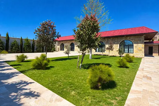 Satılır 9 otaqlı həyət evi 2000 m²