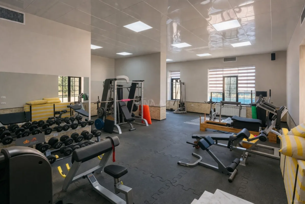 Satılır 9 otaqlı həyət evi 2000 m²