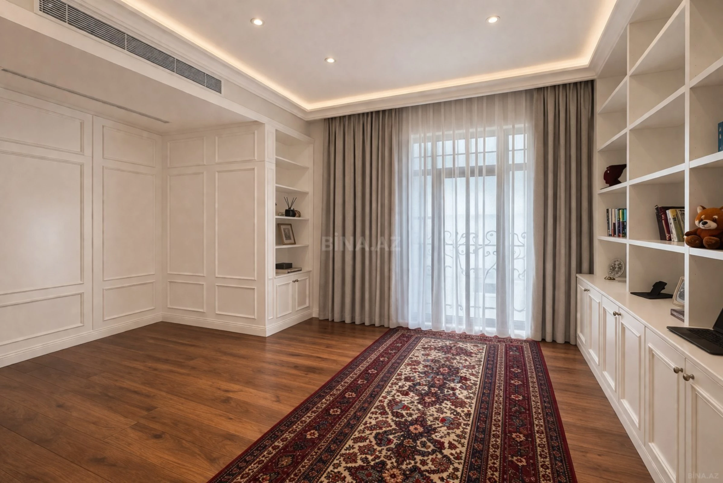 Satılır 9 otaqlı həyət evi 2000 m²