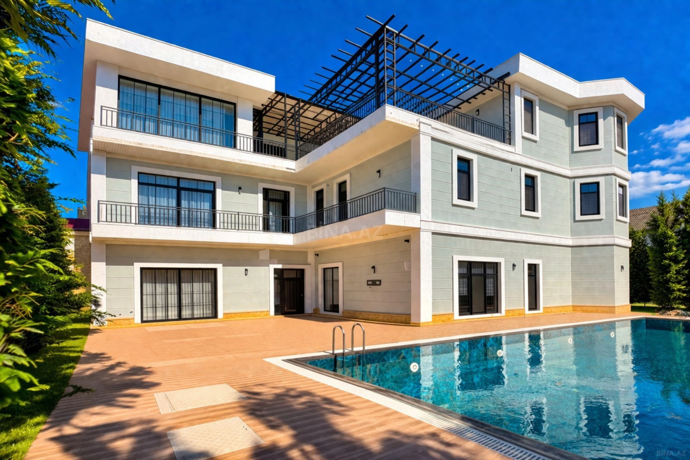 Satılır 9 otaqlı həyət evi 2000 m²