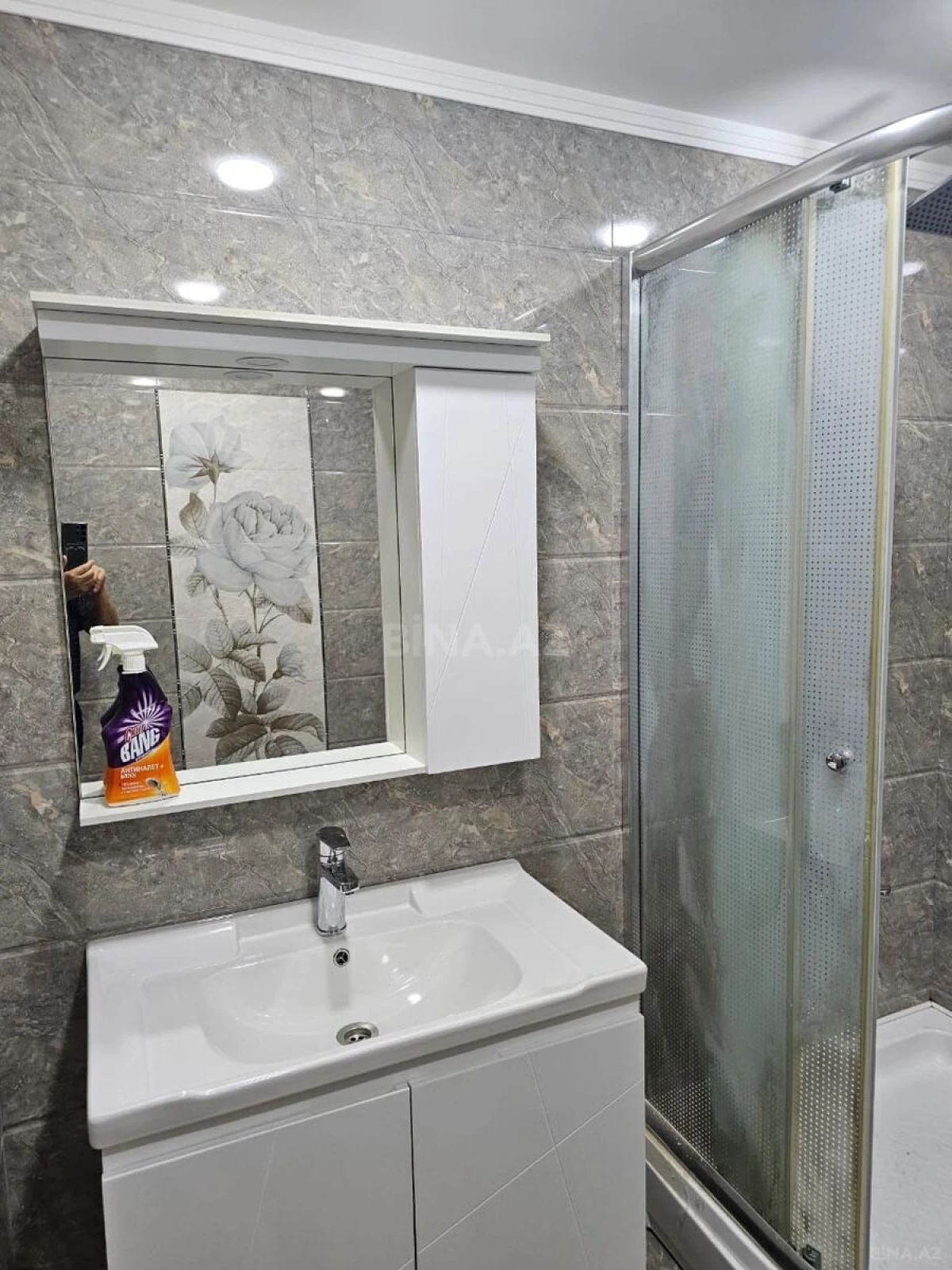 Kirayə verilir 4 otaqlı mənzil 200 m²