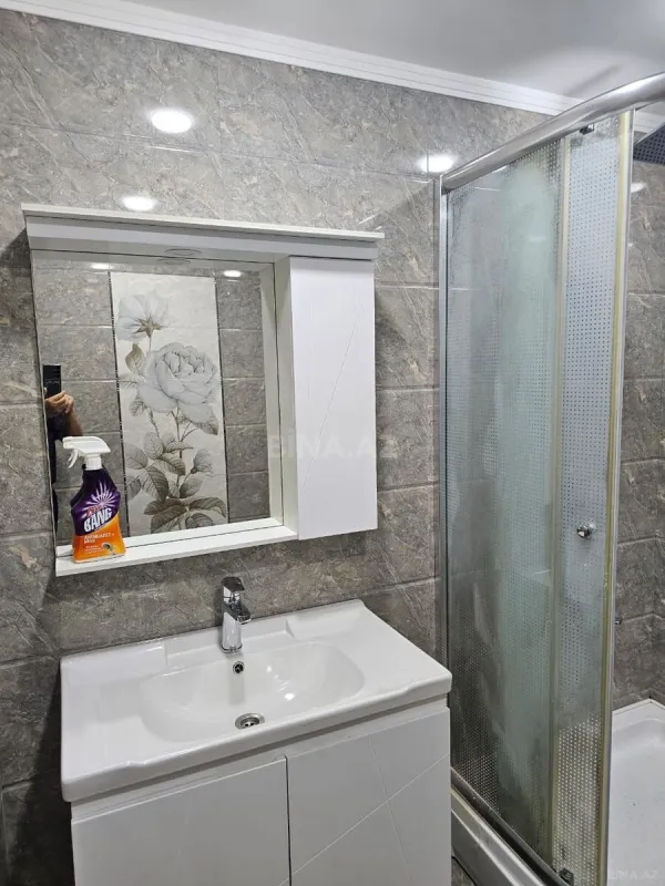 Kirayə verilir 4 otaqlı mənzil 200 m²
