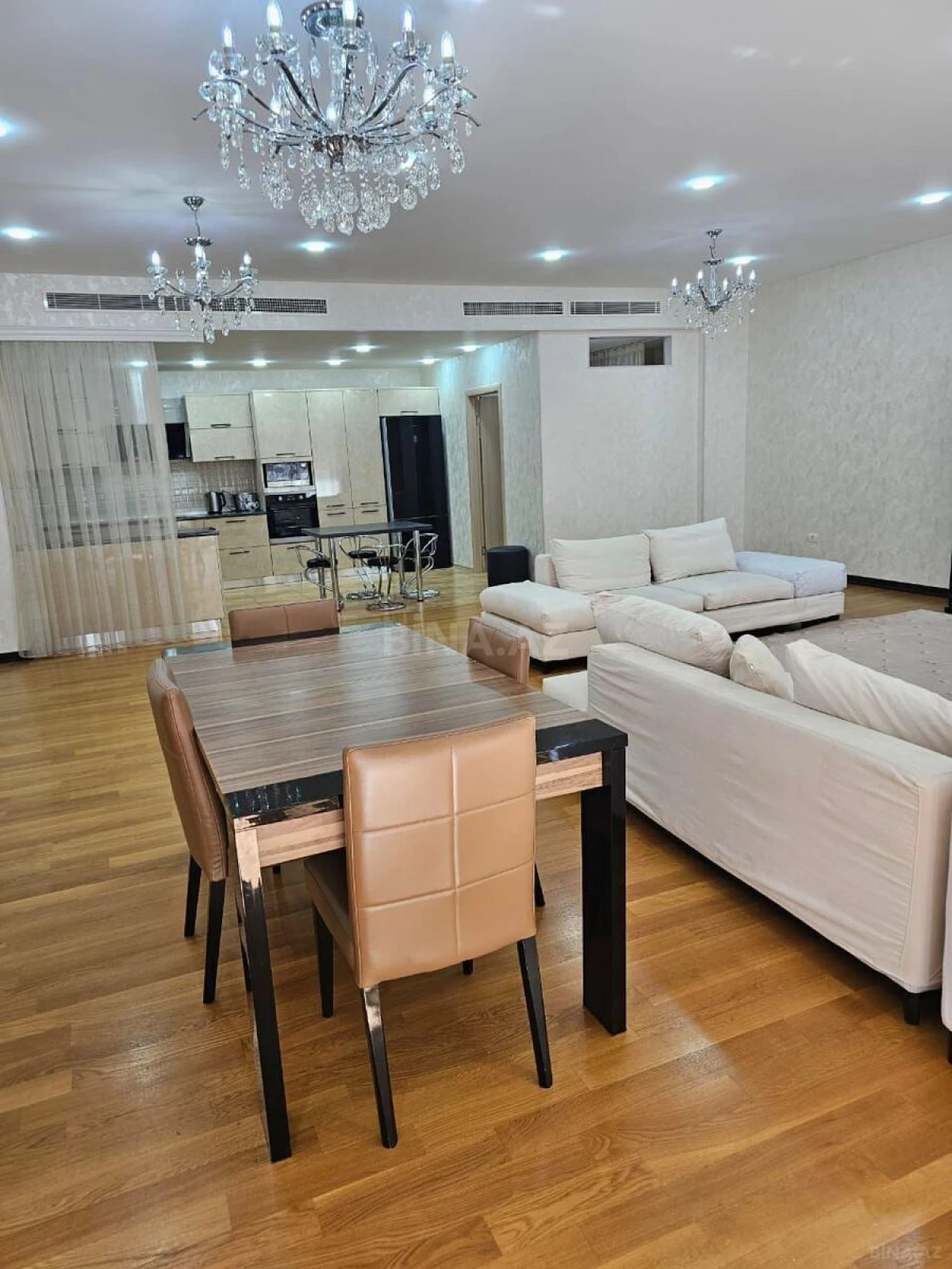 Kirayə verilir 4 otaqlı mənzil 200 m²