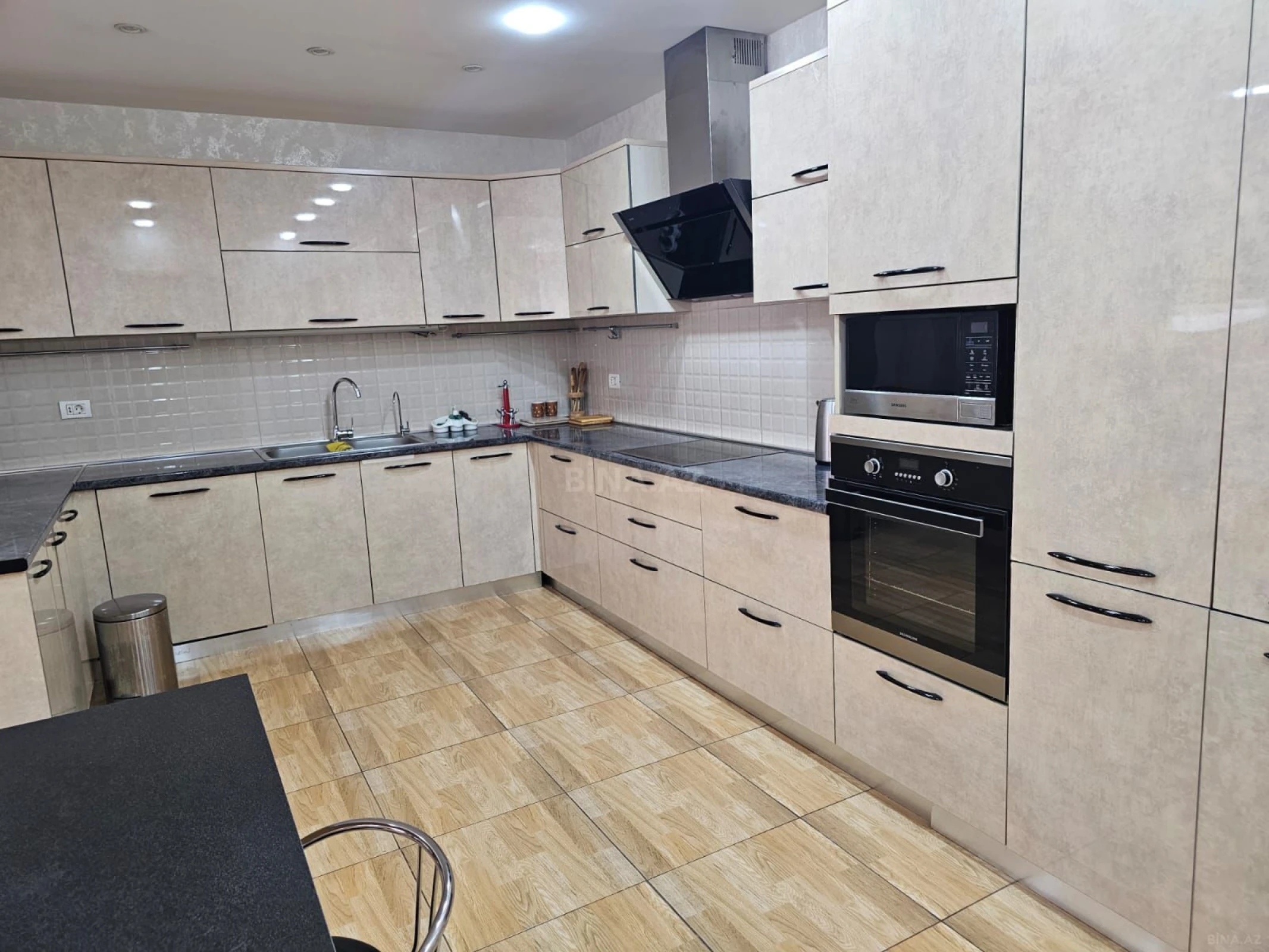 Kirayə verilir 4 otaqlı mənzil 200 m²