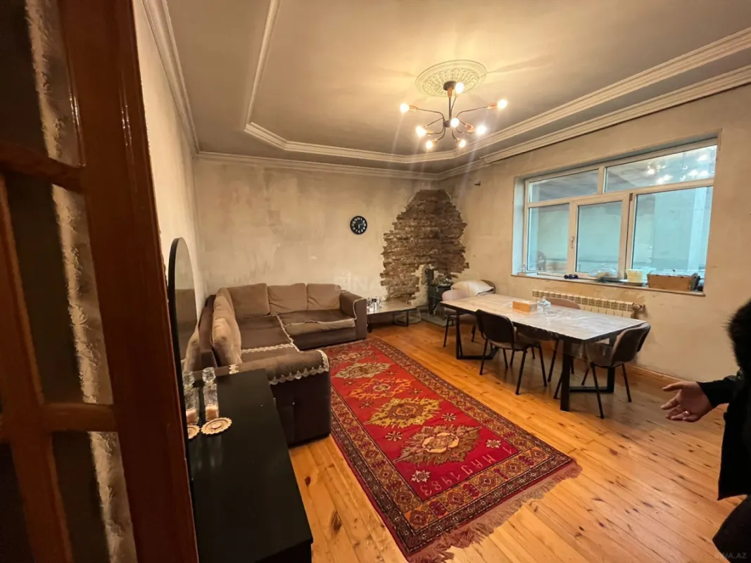 Satılır 5 otaqlı həyət evi 240 m²