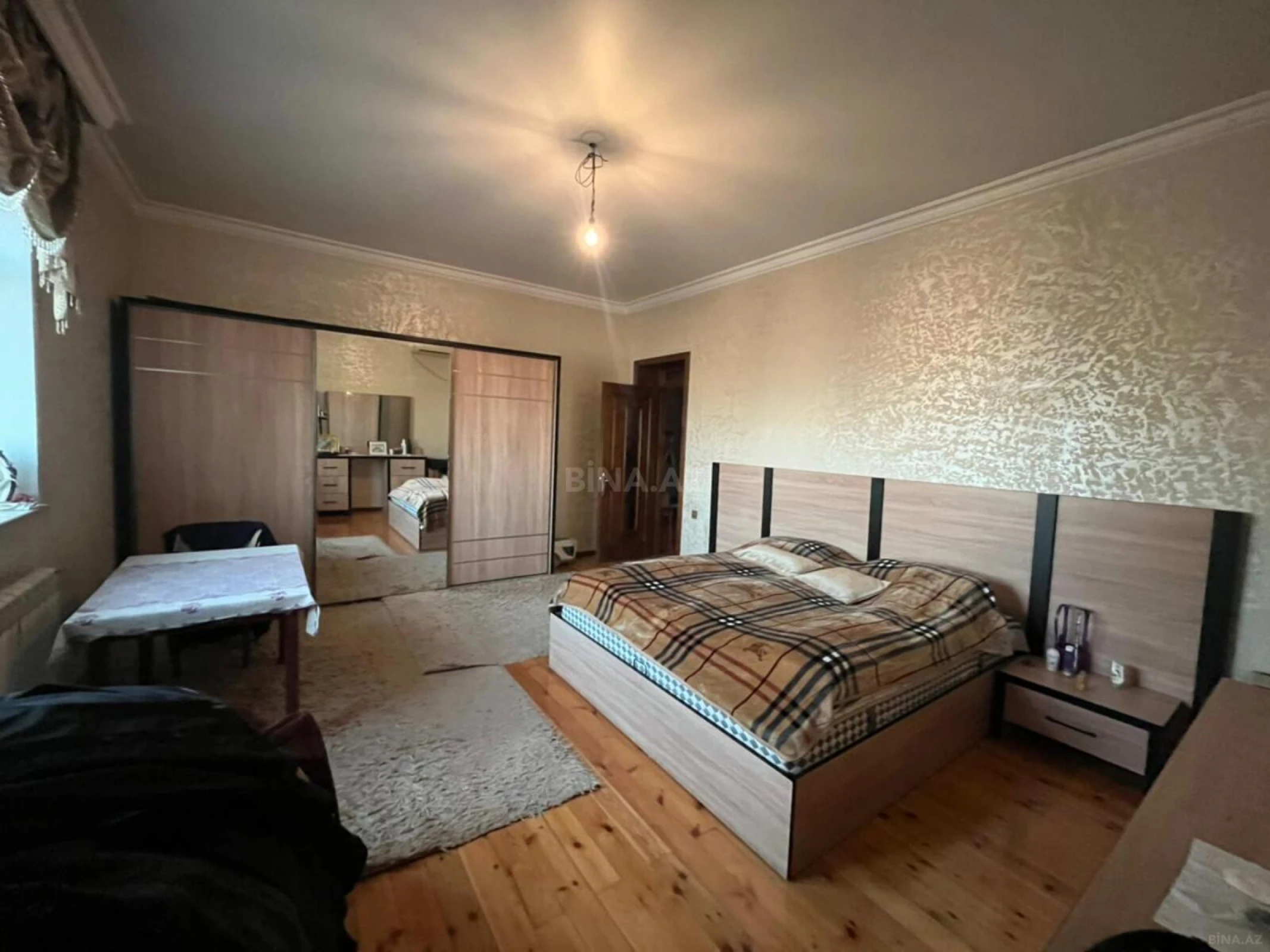 Satılır 5 otaqlı həyət evi 240 m²