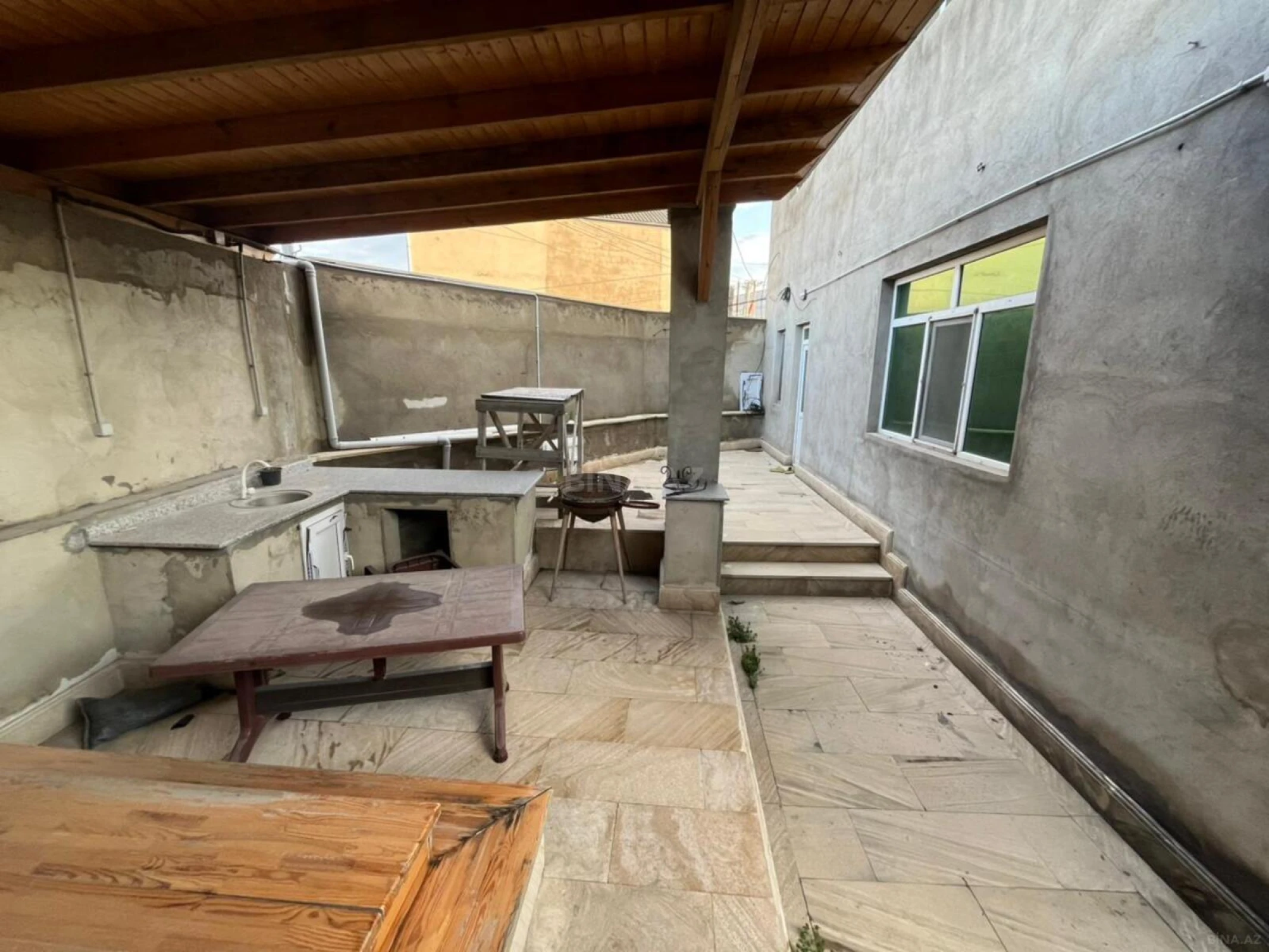 Satılır 5 otaqlı həyət evi 240 m²