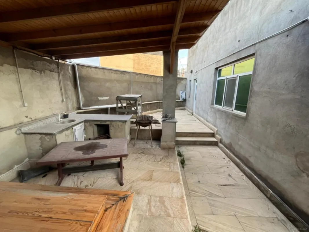 Satılır 5 otaqlı həyət evi 240 m²