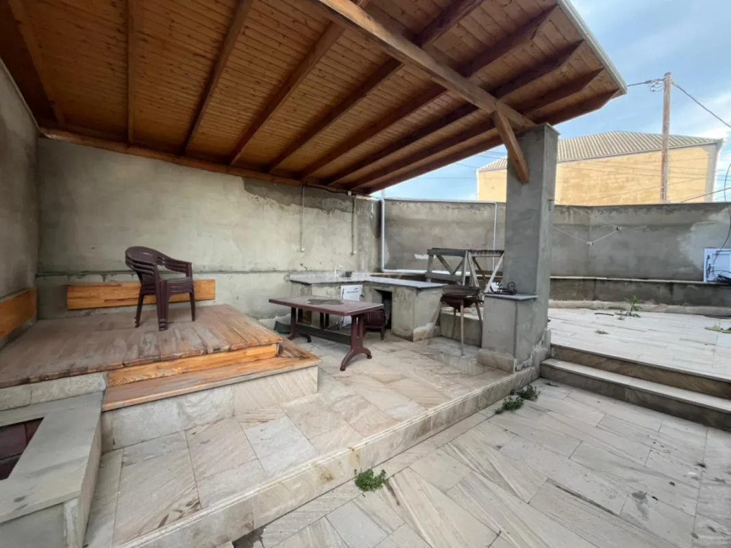 Satılır 5 otaqlı həyət evi 240 m²