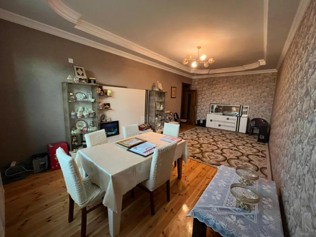 Satılır 5 otaqlı həyət evi 240 m²