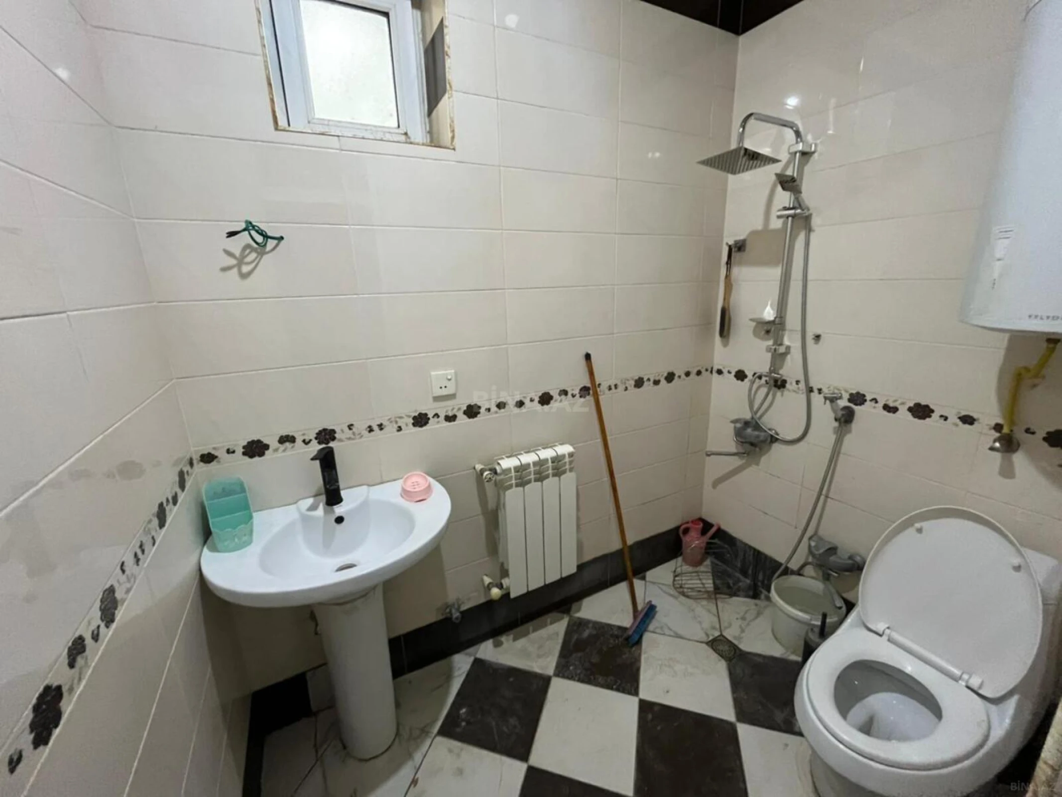 Satılır 5 otaqlı həyət evi 240 m²