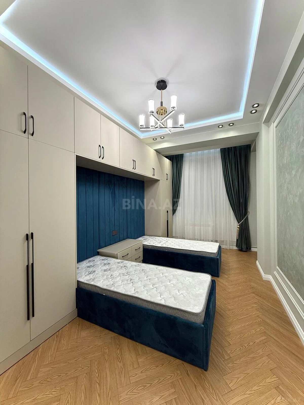 Satılır 3 otaqlı mənzil 132 m²