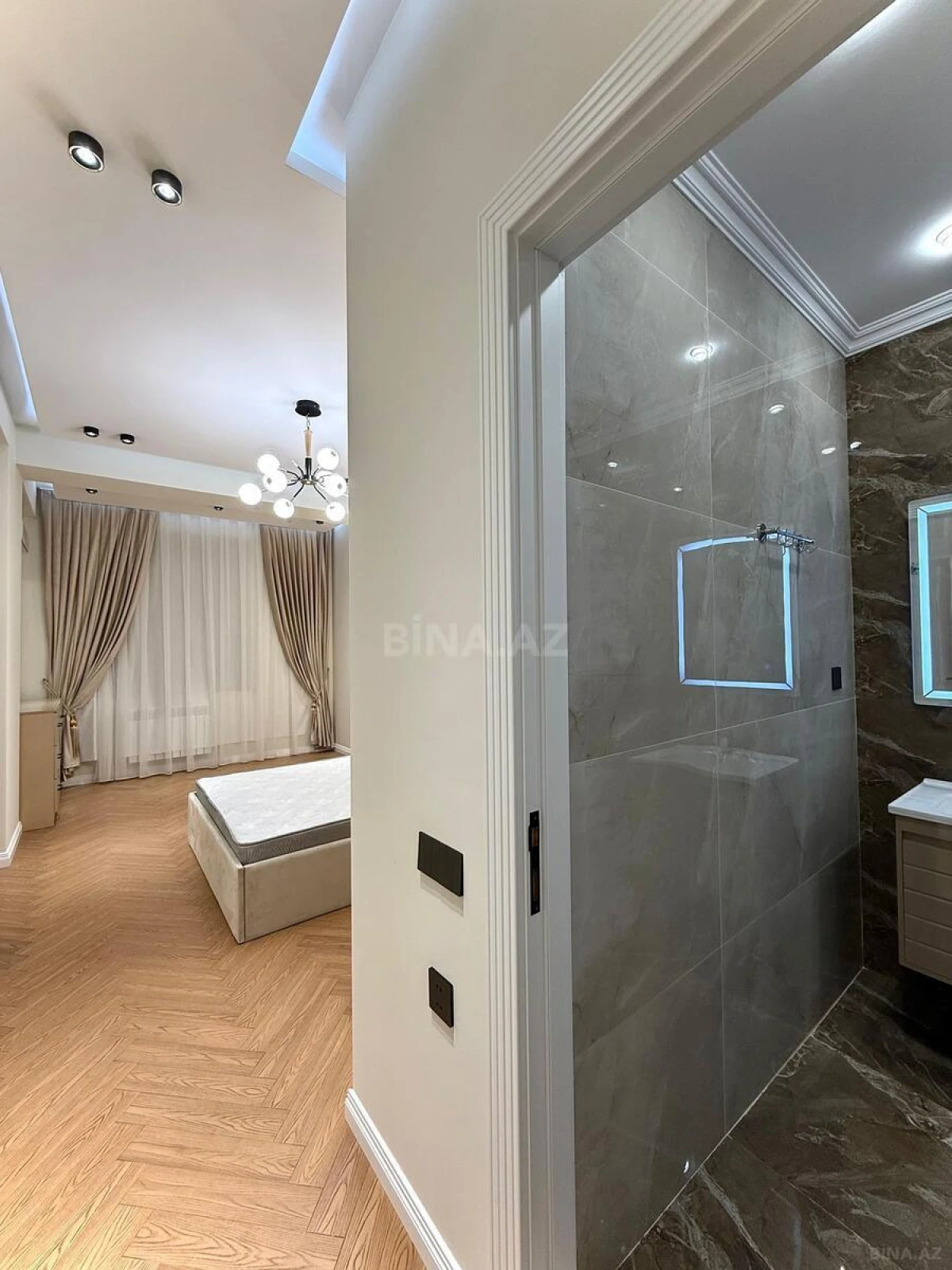 Satılır 3 otaqlı mənzil 132 m²
