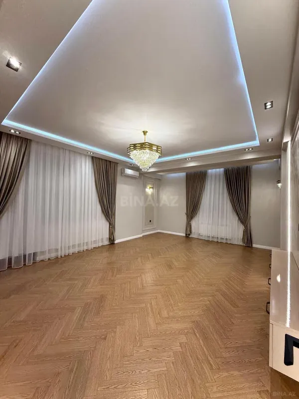 Satılır 3 otaqlı mənzil 132 m²
