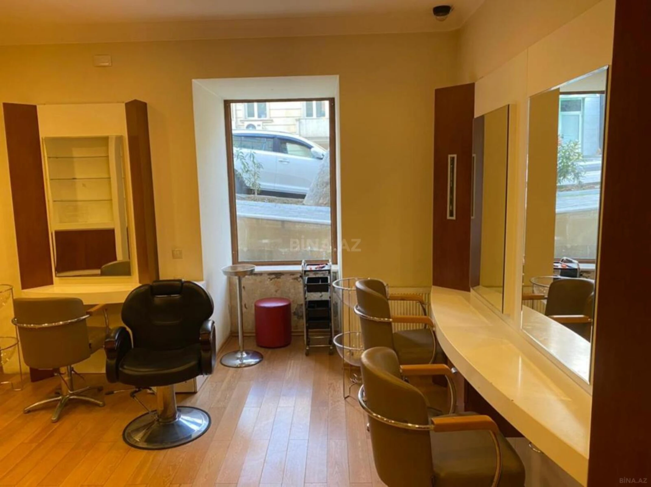 Satılır obyekt 215 m²