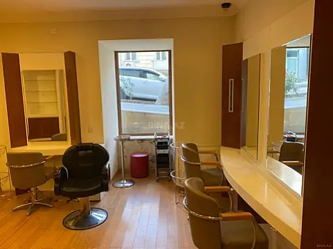 Satılır obyekt 215 m²