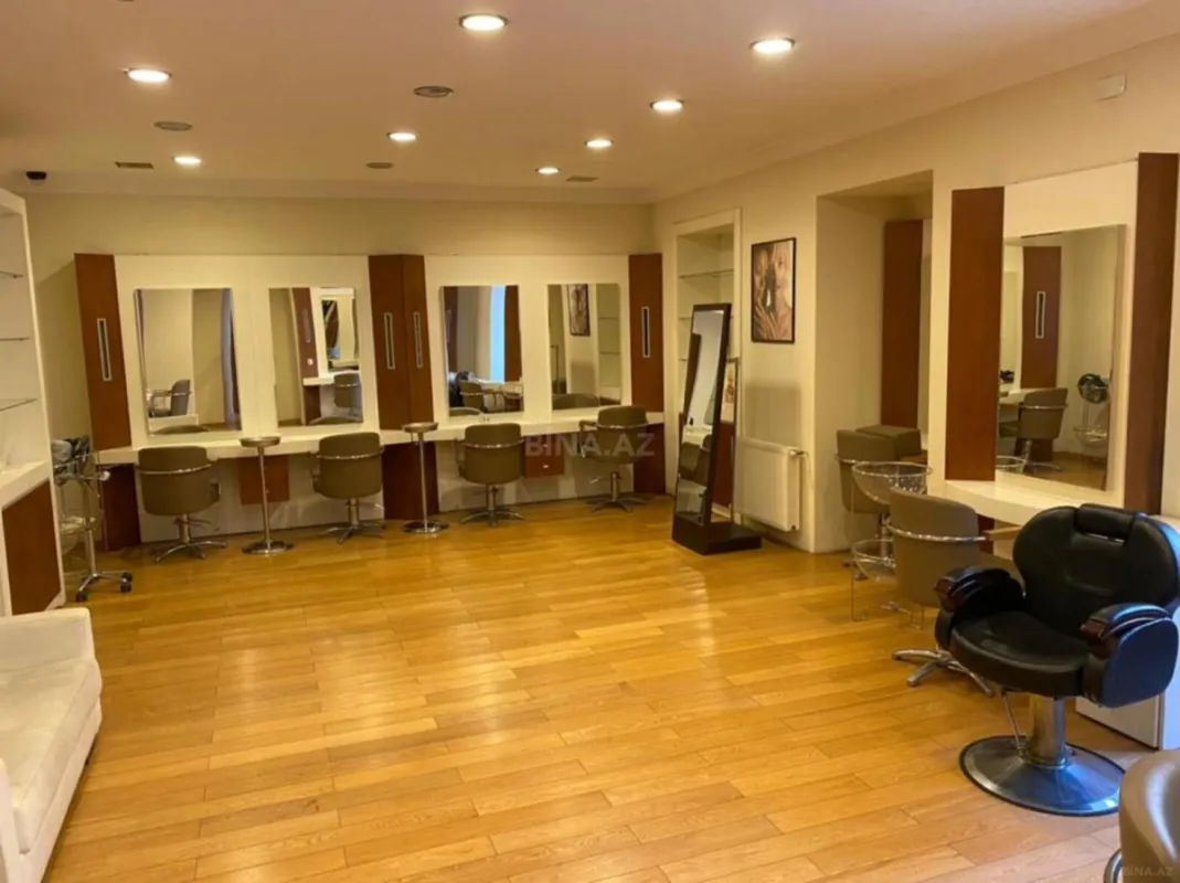 Satılır obyekt 215 m²