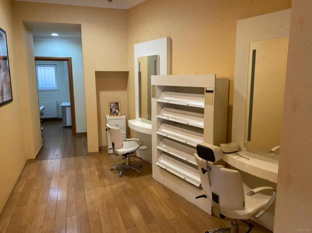 Satılır obyekt 215 m²