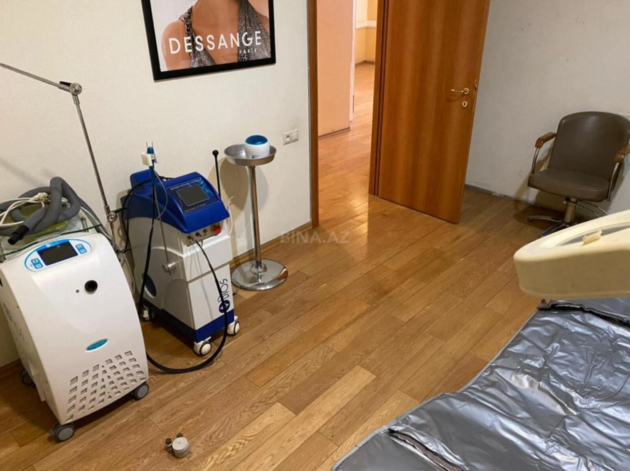 Satılır obyekt 215 m²