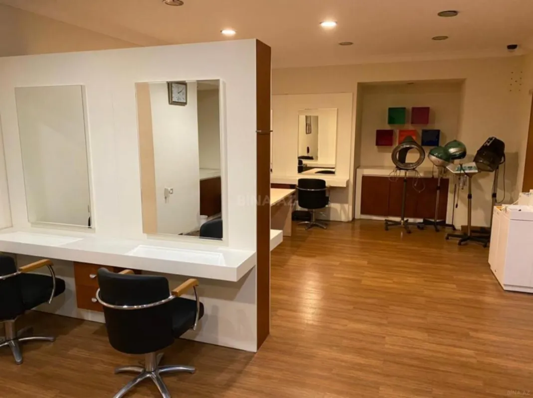 Satılır obyekt 215 m²