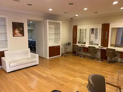 Satılır obyekt 215 m²