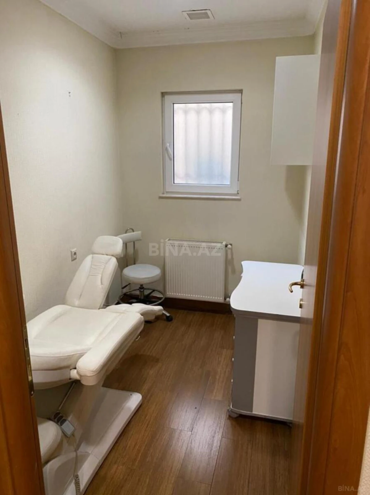 Satılır obyekt 215 m²