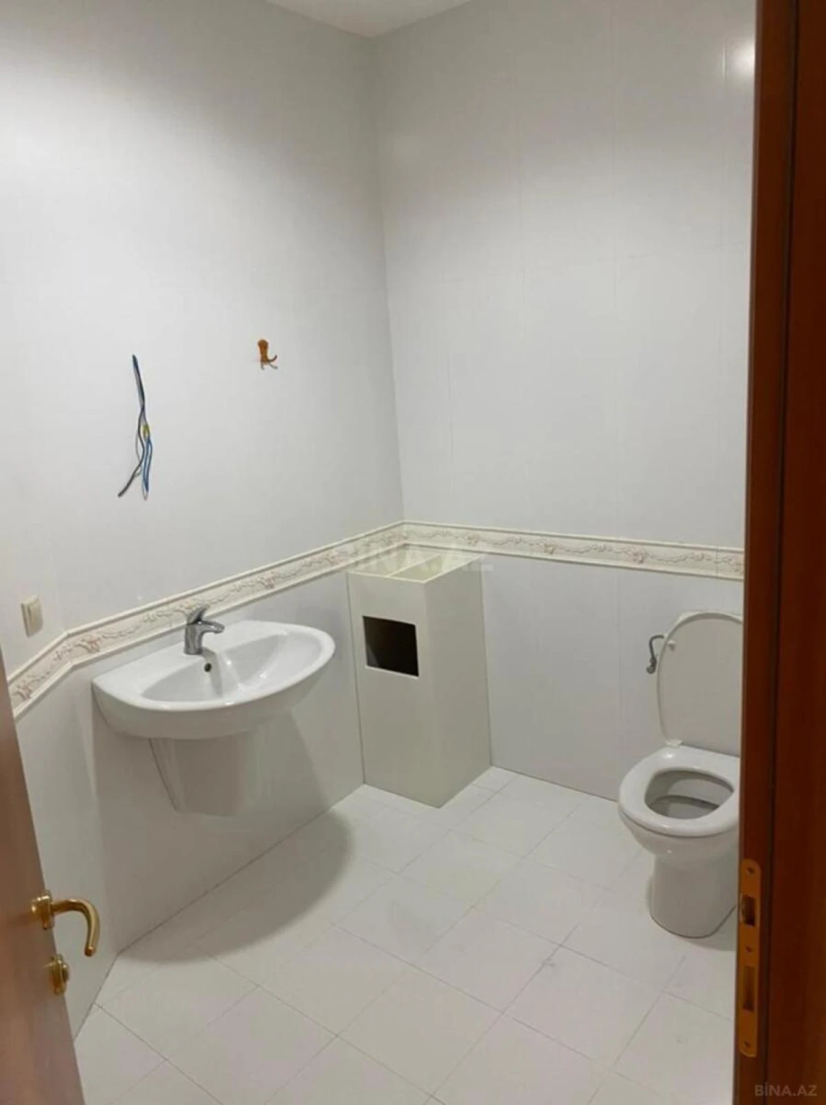 Satılır obyekt 215 m²