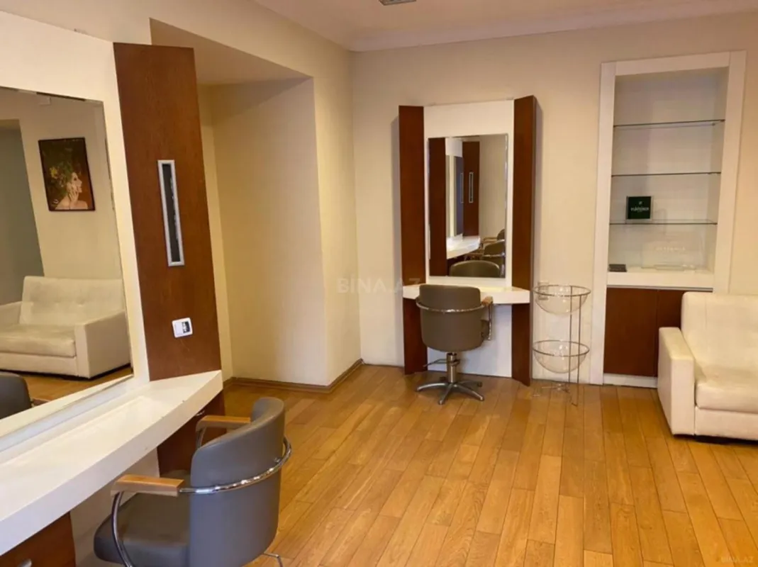 Satılır obyekt 215 m²