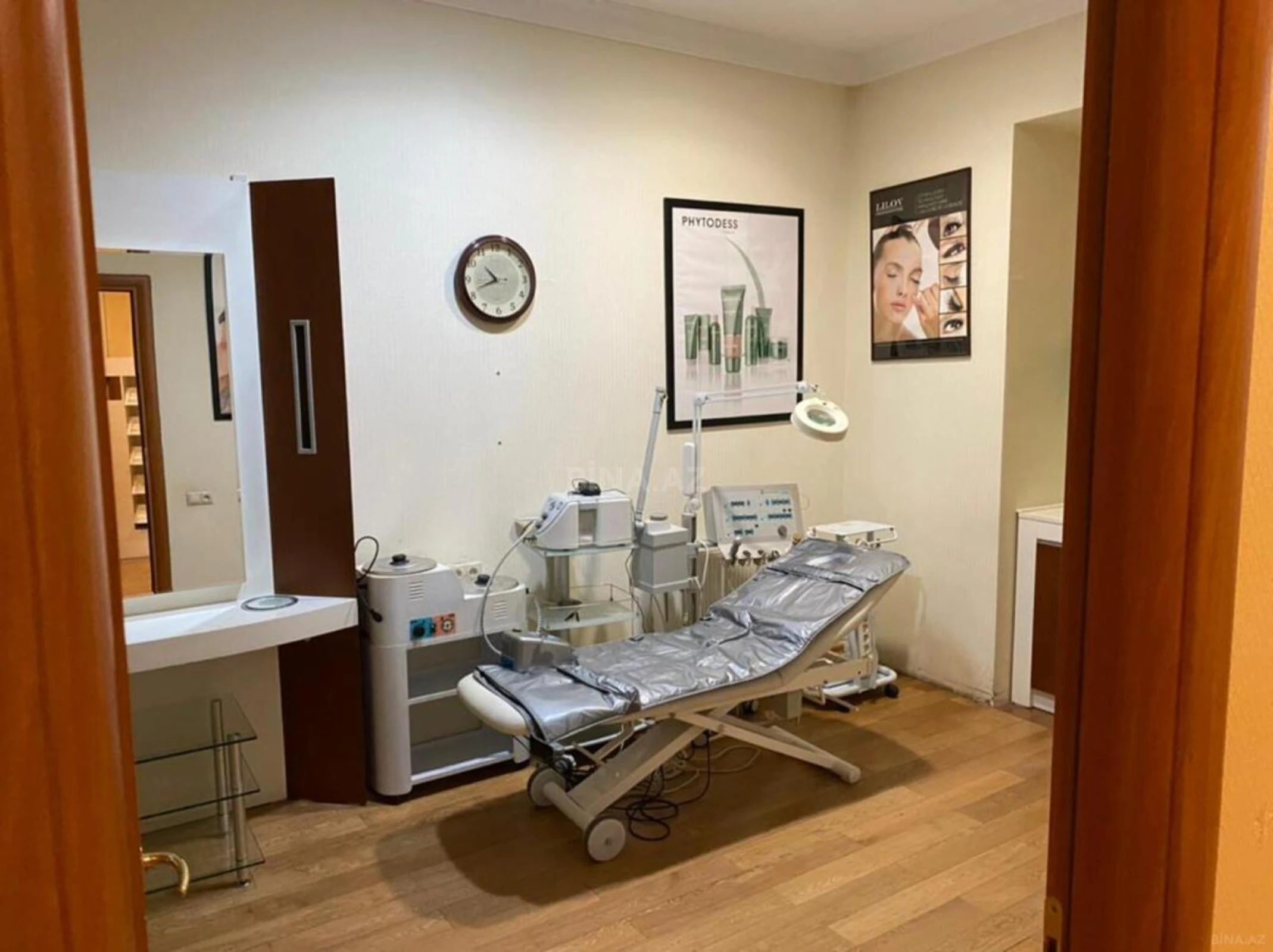 Satılır obyekt 215 m²