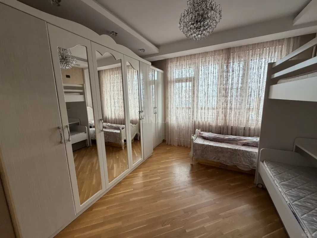Satılır 3 otaqlı mənzil 116 m²