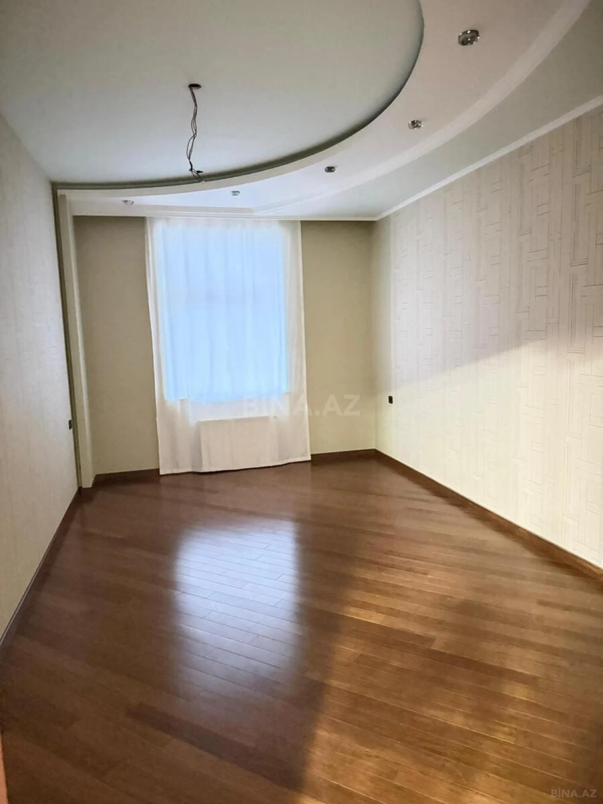 Kirayə verilir 3 otaqlı mənzil 180 m²