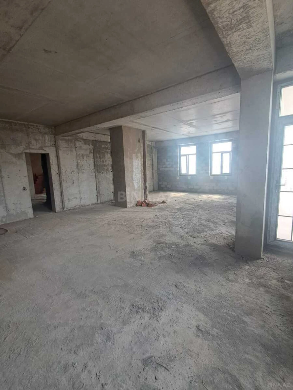 Satılır 4 otaqlı mənzil 162 m²