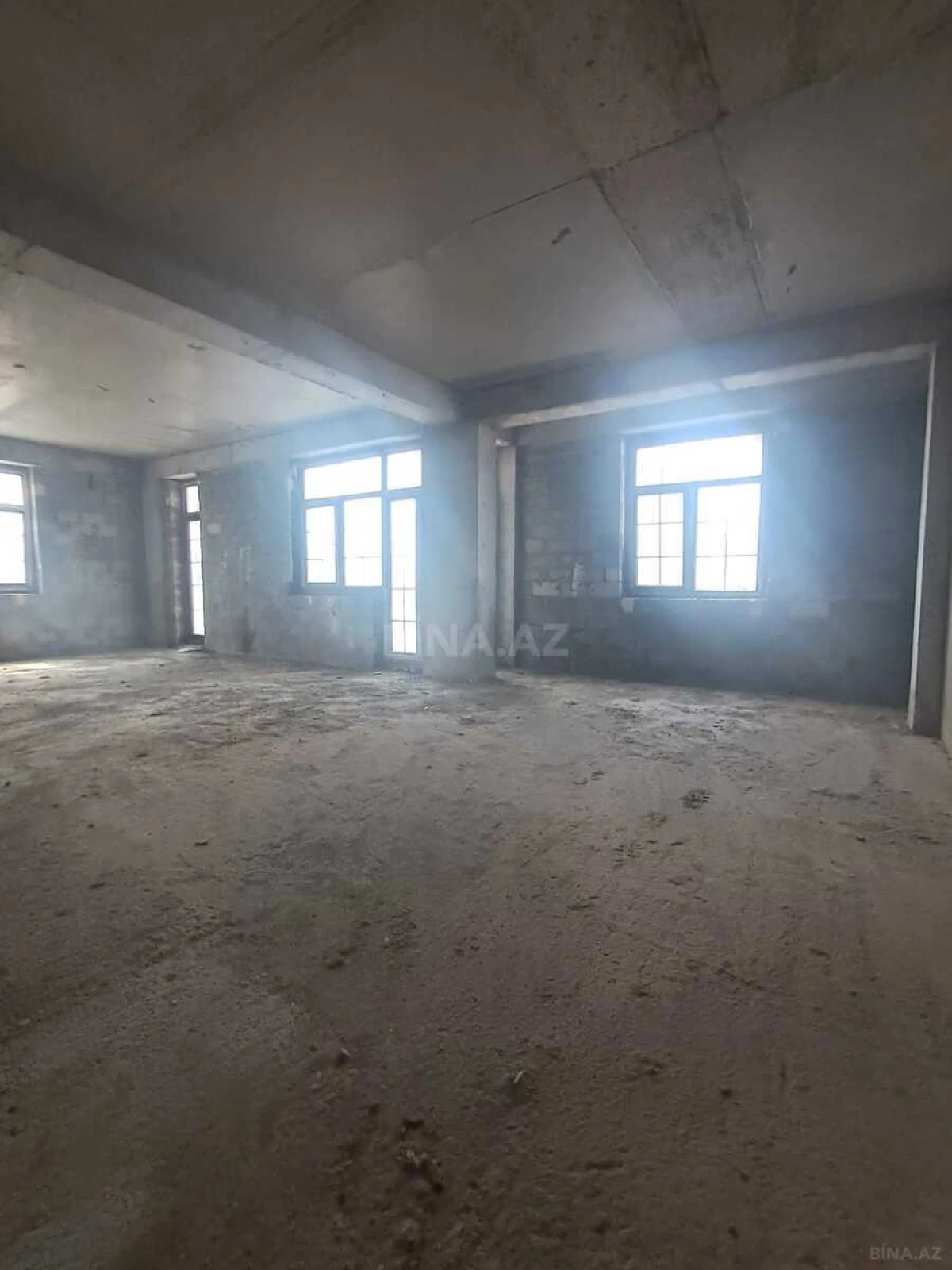 Satılır 4 otaqlı mənzil 162 m²
