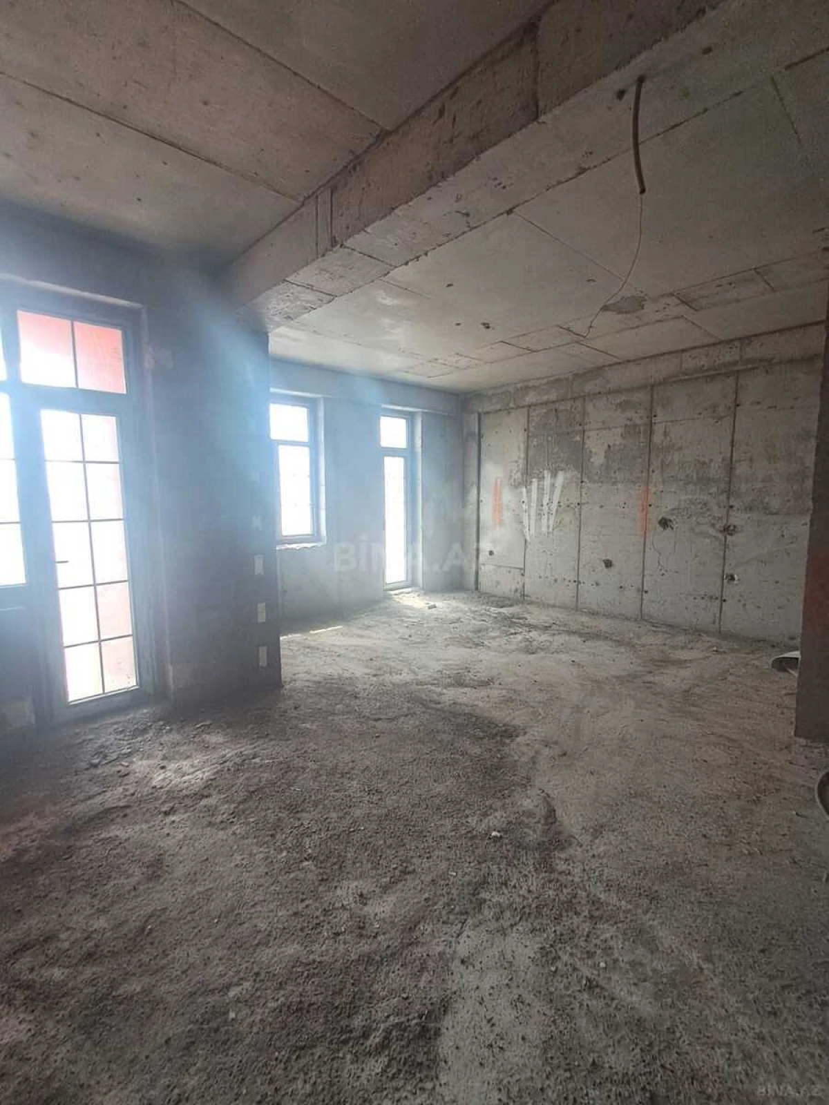Satılır 4 otaqlı mənzil 162 m²
